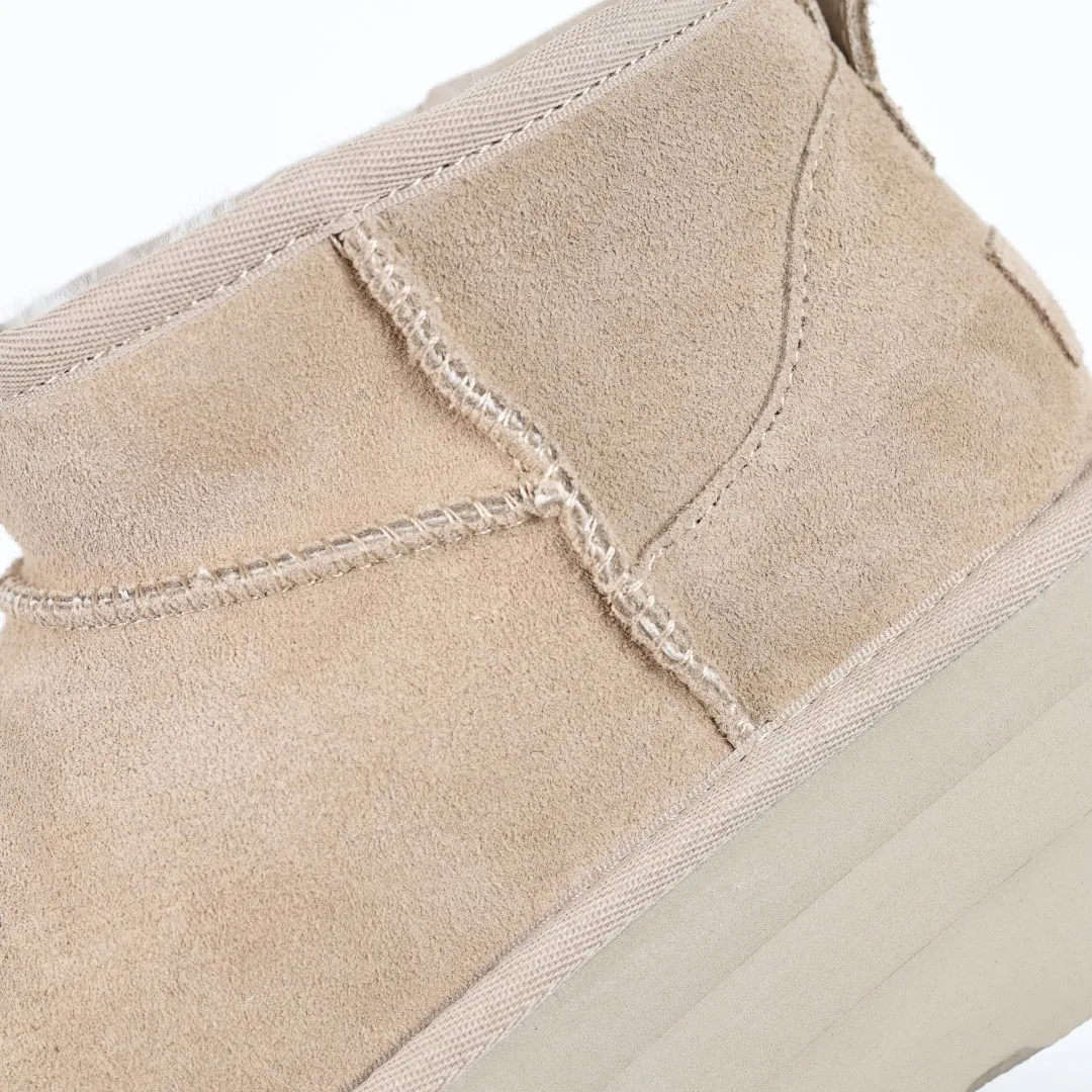 Pick up locally 💰560 Core recommended good price In the new year, uug launched a series of styles, which are partially geared towards the preferences of young consumers and have also moved to the forefront of fashion trends. Shoe body material: water-repellent coated suede upper, 17mm UGGPURE™ implantable wool insole, lightweight non-slip and comfortable rubber outsole, with brand LOGO and trademark, with full packaging Size: 35 36 37 38 39 40